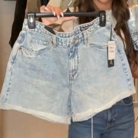 Blank NYC The Perry Shorts in Party Everyday, Size 28, New with Tag - Picture 4 of 6